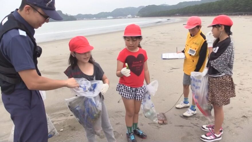 海水浴場で漂着ゴミ調査