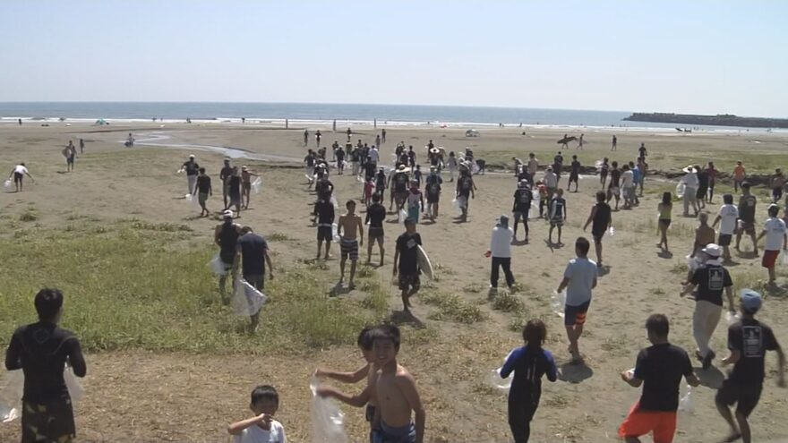 サーフィン競技誘致に向け海岸の清掃活動