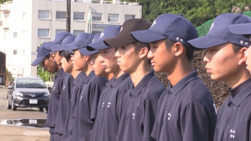 カツオ一本釣り漁の乗船実習出港式