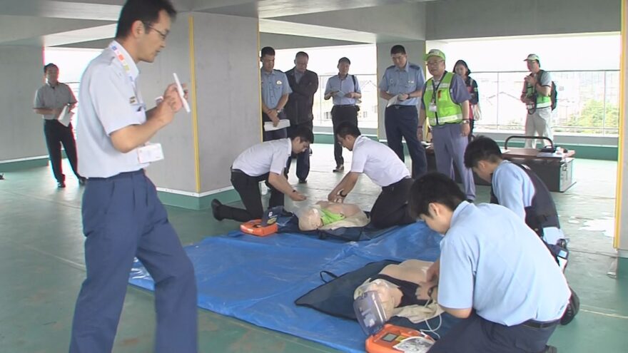 南海トラフに備え警察署員が津波避難タワー見学