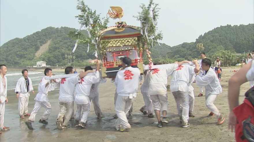 漁師町の祭り「海を渡る祭礼」