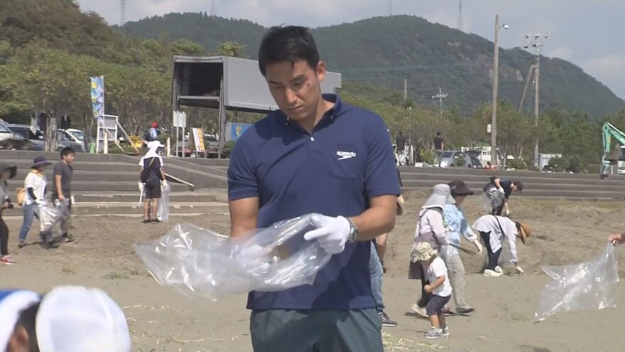 松田丈志さんらがビーチクリーン活動