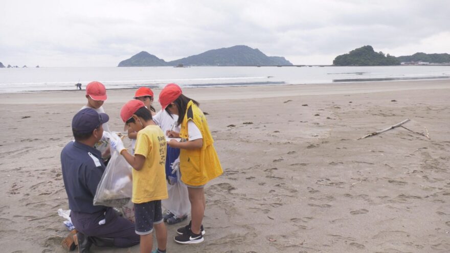 小学生が海岸のゴミを調査