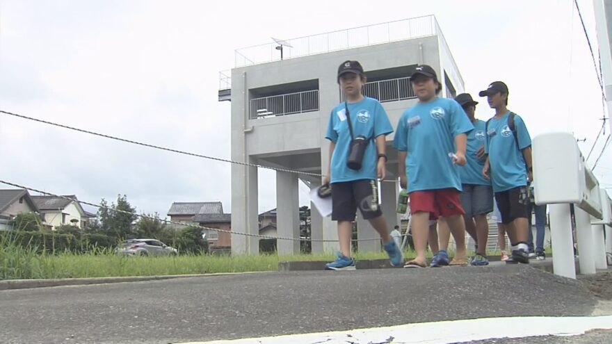 小学生が津波避難タワーを見学