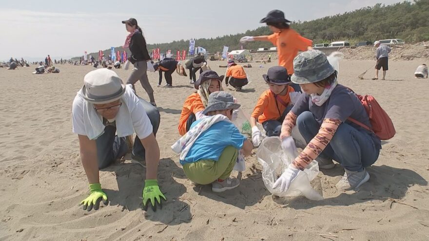 アカウミガメを守れ　海岸で清掃活動