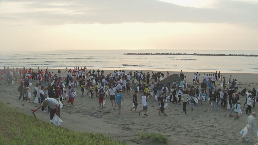 ２０００人が参加！高鍋町の蚊口浜で海岸清掃