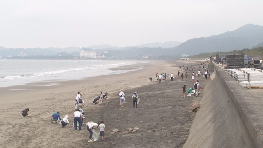 サーフィン世界大会前に海岸清掃