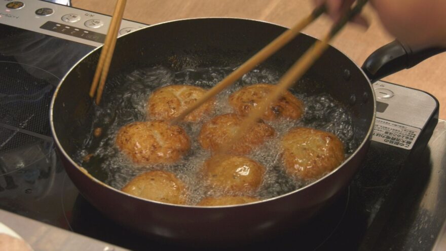 小学生が魚の天ぷらづくりに挑戦