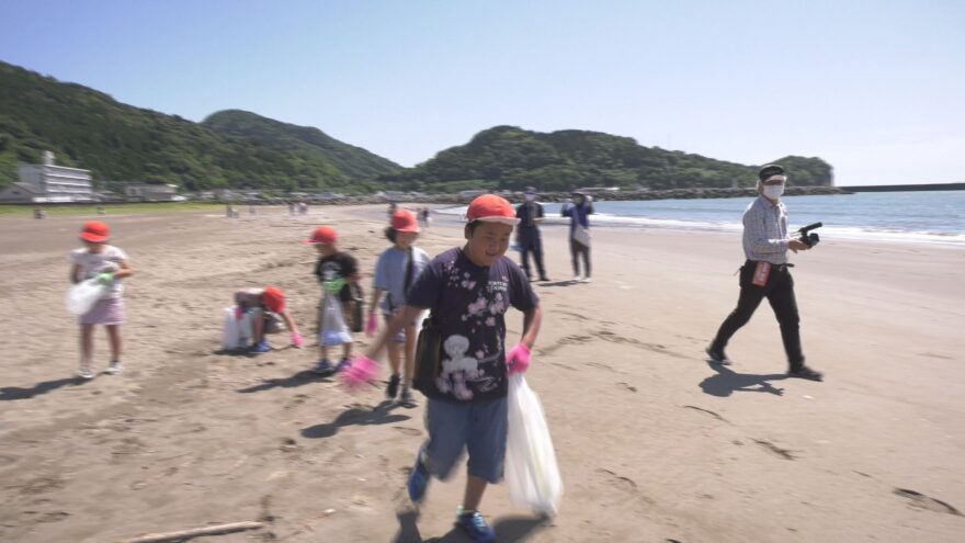 大堂津海水浴場で海上保安部と小学生が漂着ごみの調査