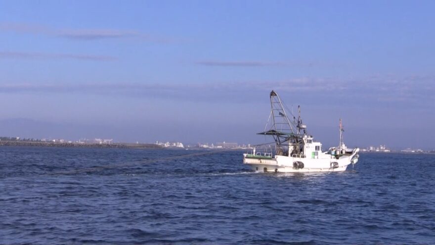 海を守れ！漁師たちが底引き網漁船で清掃活動