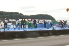 故郷を思う気持ちを育む　門川町の小学6年生が防波堤に壁画を描く