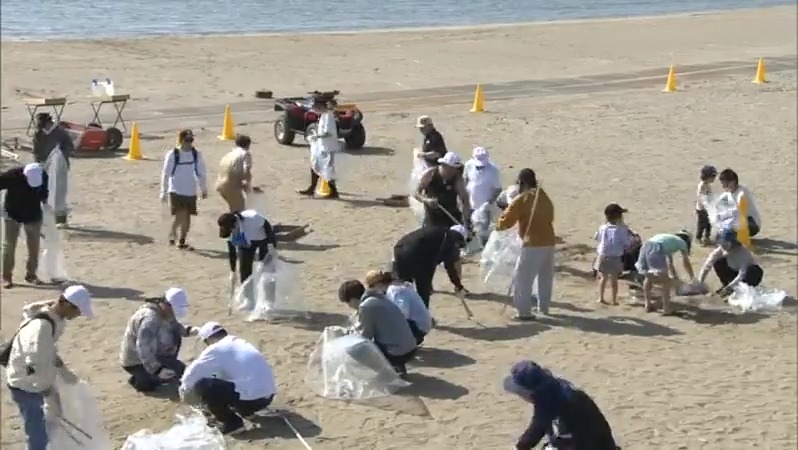 海開きを前に　日南市の海岸で親子連れがビーチクリーン活動