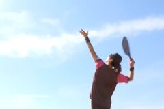 砂浜で白熱した戦い　ビーチテニス大会