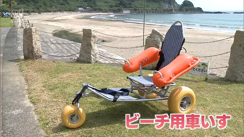 日南市の海水浴場にビーチ用車いす導入
