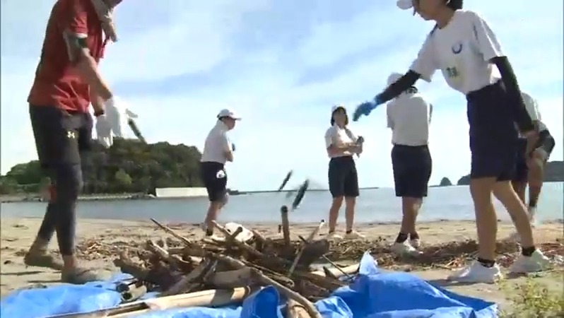 延岡市の海岸を地元の中学生が清掃