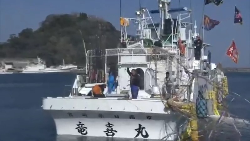 近海カツオ一本釣り漁業で漁獲高3年連続日本一達成　かつお一本釣り漁船　目井津港を出港