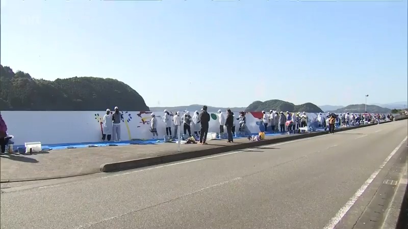 港の防波堤をキャンバスに壁画を描く　門川町で小学6年生が卒業記念制作